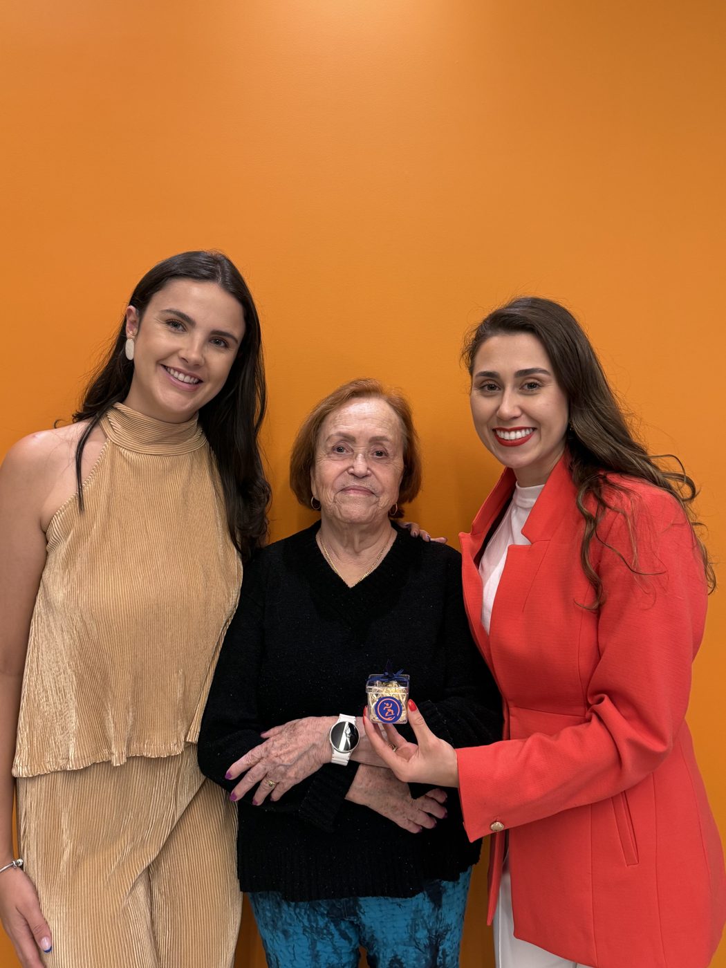 Fundadoras da ATIVAIDOSO com paciente idosa