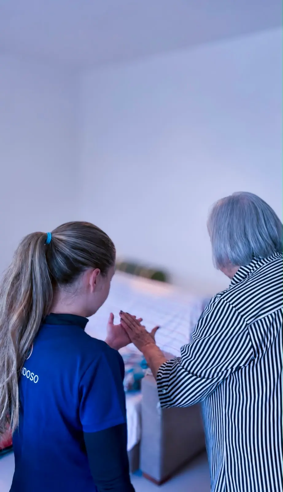 Fisioterapeuta da AtivaIdoso acompanhando pessoa idosa em atendimento domiciliar